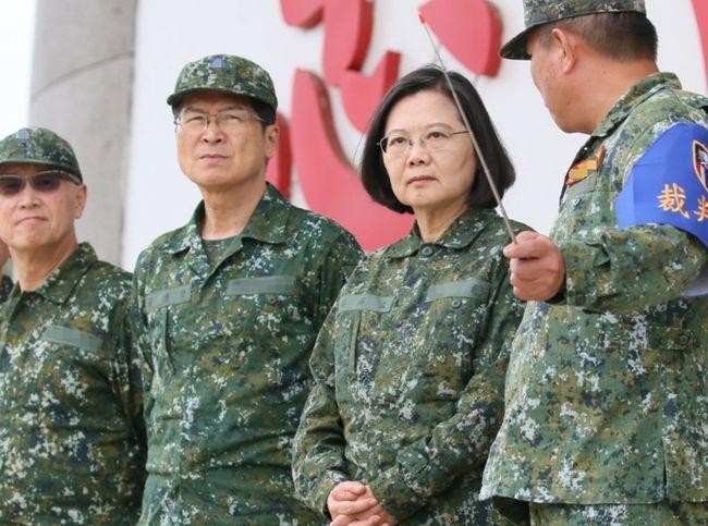 Bà Thái Anh Văn thị sát lực lượng phòng vệ Đài Loan diễn tập (Ảnh: UDN).