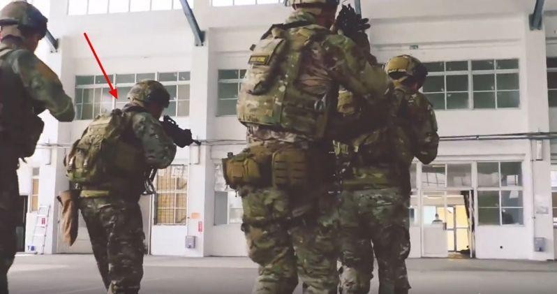 Các lính đặc nhiệm Mỹ cùng diễn tập với lính đặc nhiệm Đài Loan (mũi tên). Ảnh: QQ.