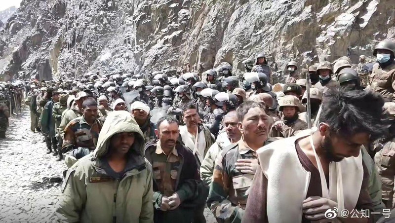 Mạng xã hội Trung Quốc gần đây đăng tải hình ảnh binh sĩ Ấn Độ bị bắt sau vụ xung đột đẫm máu ở Thung lũng Galwan (Ảnh: Dwnews).