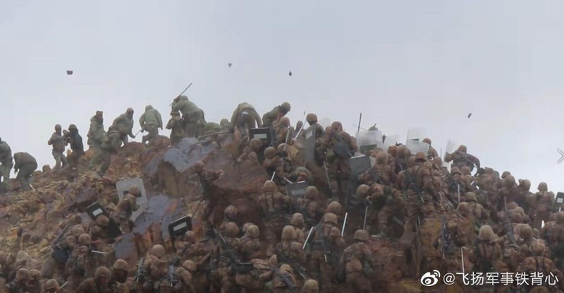 Cảnh tượng hỗn chiến khi binh sĩ Trung Quốc tấn công chiếm một điểm cao do quân Ấn Độ chốt giữ hồi năm ngoái (Ảnh: Dwnews).