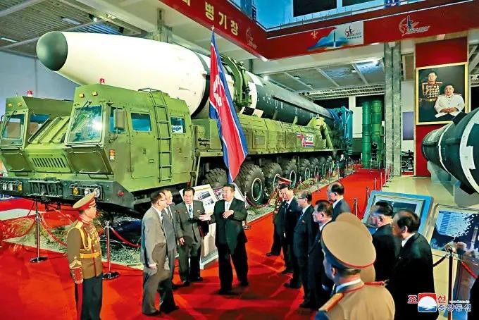 Các nhà lãnh đạo Triều Tiên bên cạnh tên lửa liên lục địa Hwasong-16 (Ảnh: KCNA). Các nhà lãnh đạo Triều Tiên bên cạnh tên lửa liên lục địa Hwasong-16 (Ảnh: KCNA).