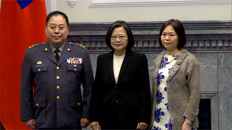 Bà Thái Anh Văn chúc mừng tướng Từ Diễn Phác được thăng quân hàm (Ảnh: UDN)