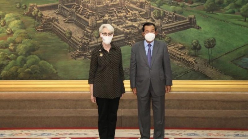 Thứ trưởng Ngoại giao Mỹ Wendy Sherman gặp Thủ tướng Campuchia Hunsen tháng 6/2021 (Ảnh: Khmer Times).