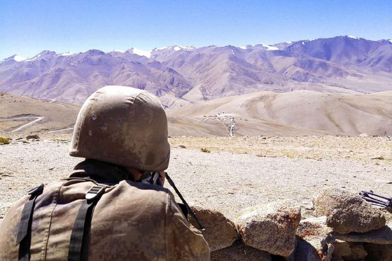 Lính Trung Quốc ở chốt tiền tiêu đang ngắm vào binh sĩ Ấn Độ ở phía đối diện (Ảnh: Dwnews). Lính Trung Quốc ở chốt tiền tiêu đang ngắm vào binh sĩ Ấn Độ ở phía đối diện (Ảnh: Dwnews).