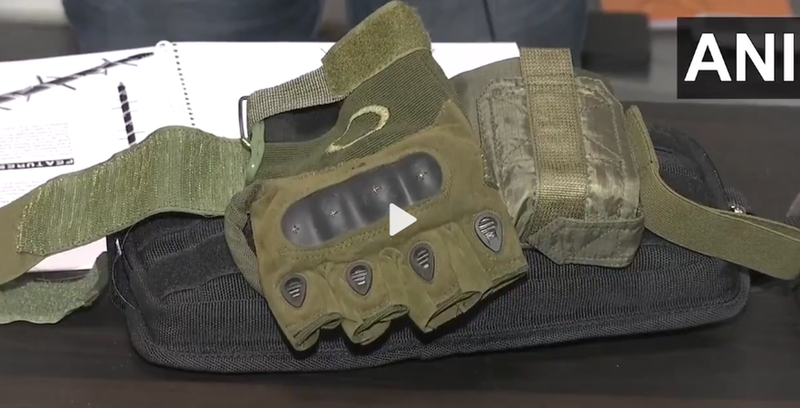 Găng tay điện trang bị cho lính biên phòng Ấn Độ (Ảnh: ANI).