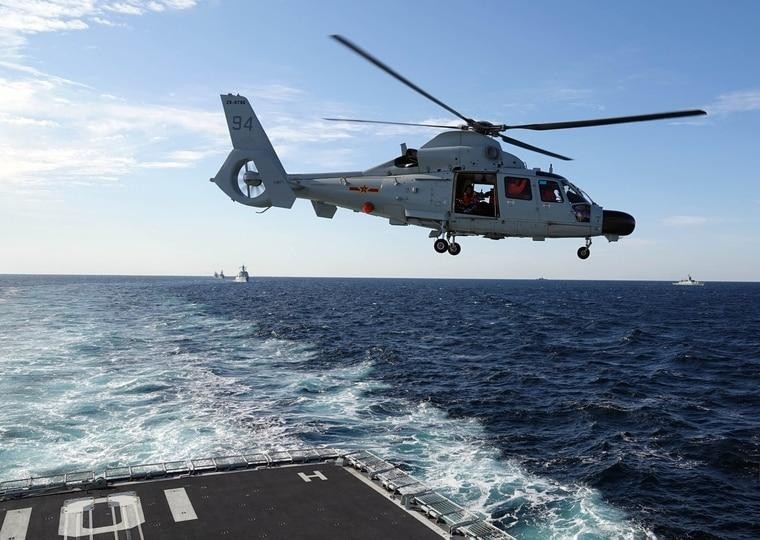 Máy bay trực thăng Trung Quốc cất cánh từ tàu khu trục (Ảnh: 6donews).