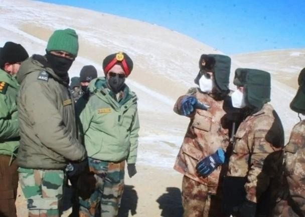 Cuộc đàm phán lần thứ 13 cấp quân đoàn giữa chỉ huy hai bên không đạt kết quả, căng thẳng trên biên giới Trung - Ấn vẫn tiếp diễn (Ảnh: Dwnews). Cuộc đàm phán lần thứ 13 cấp quân đoàn giữa chỉ huy hai bên không đạt kết quả, căng thẳng trên biên giới Trung - Ấn vẫn tiếp diễn (Ảnh: Dwnews).