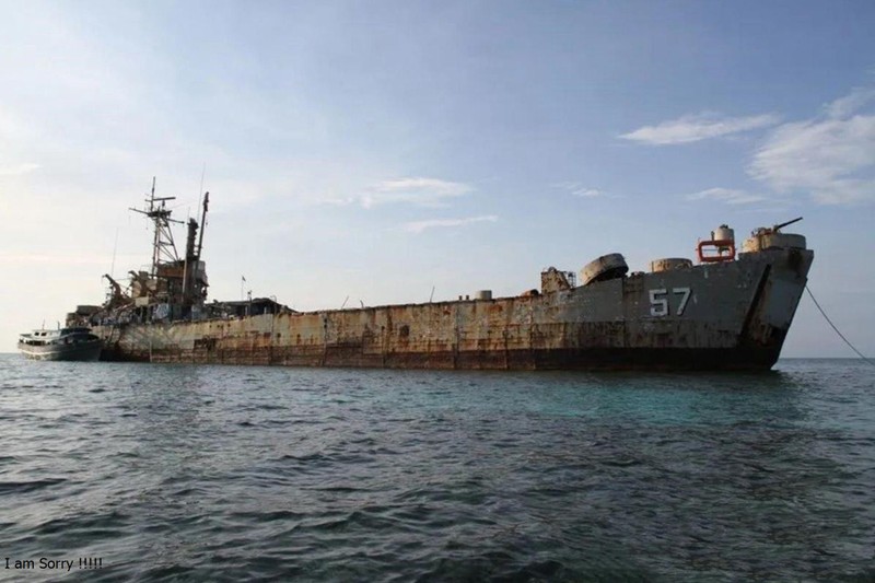 Chiếc tàu BRP Sierra Madre của Philippines mắc cạn trên bãi Vũng Mây (Ảnh: IHT).