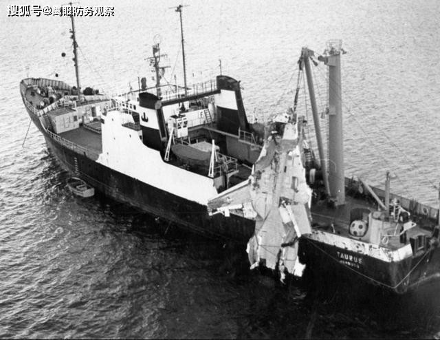 Xác chiếc F-14 Tomcat được đưa lên tàu Mỹ hồi năm 1974 (Ảnh: Sohu).