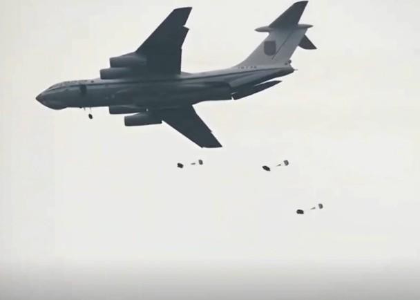 Quân đội Ukraine diễn tập đổ bộ đường không ở gần Kiev hôm 22/11 (Ảnh: Đông Phương).