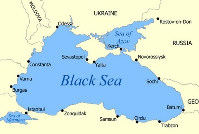 Biển Azov nằm giữa Nga và Ukraine nối với Biển Đen bằng eo biển Kerch.