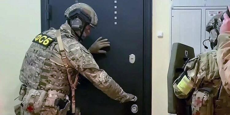 Các nhân viên FSB lục soát những điểm nghi ngờ nơi ẩn náu của các phần tử cực đoan (Ảnh: Sohu).