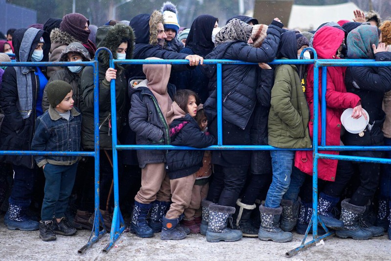 Người tỵ nạn Trung Đông bị mắc kẹt tại biên giới Belarus - Ba Lan (Ảnh: AP).
