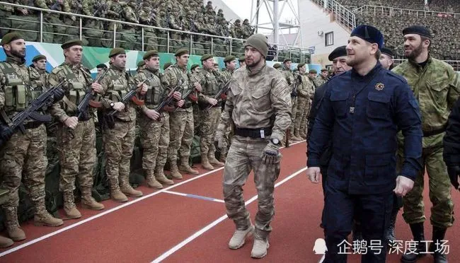 Ông Kadyrov thị sát một đơn vị quân đội Chechnya (Ảnh: Sina).
