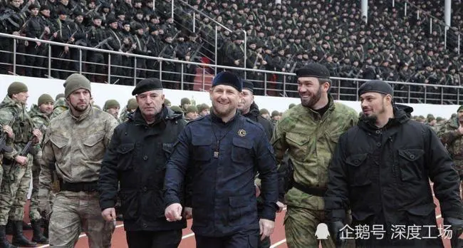 Ông Kadyrov và các chỉ huy Quân đội Cộng hòa Chechnya (Ảnh: Sina).