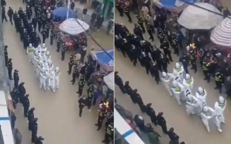 Hình ảnh những người bị bắt diễu phố thị chúng trên đường phố (Ảnh: twitter).