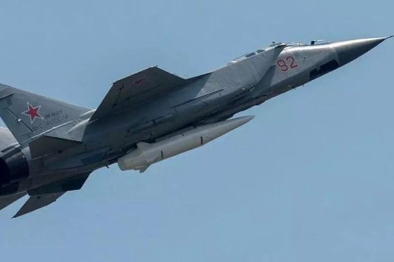 Tên lửa siêu thanh Kinzhai của Nga trên máy bay MiG-31 (Ảnh: Dwnews).