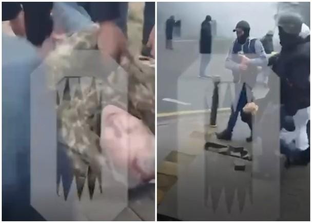 Hình ảnh người biểu tình bị bắn chết ở Quảng trường Cộng hòa, Almaty được khiêng đi (Ảnh: Đông Phương).