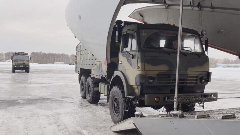Xe quân sự Nga được đưa lên máy bay để không vận đến Kazakhstan (Ảnh: AP).