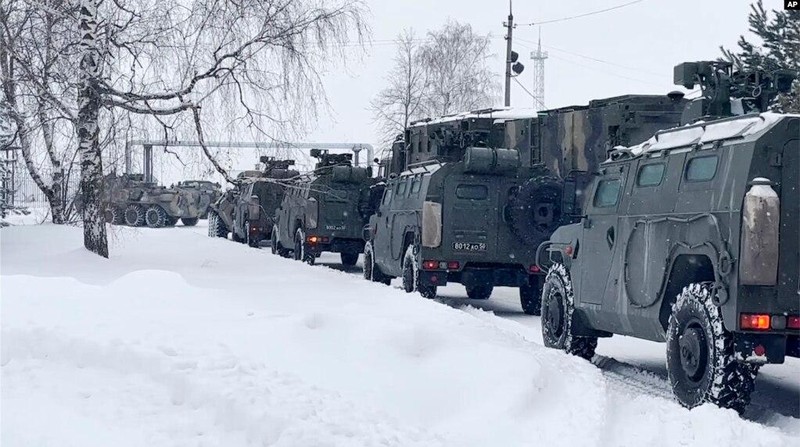 Các xe quân sự của Quân đội Nga tập kết chờ lên máy bay tới Kazakhstan (Ảnh: Reuters).