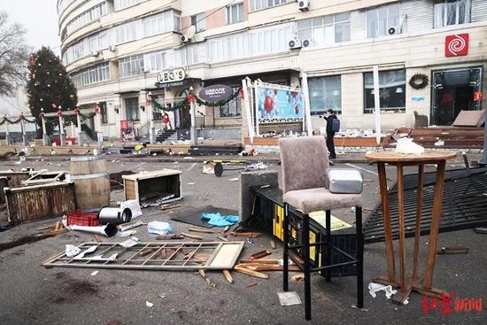 Cảnh đổ nát ở một khu thương mại Almaty sau vụ bạo loạn (Ảnh: Toutiao).