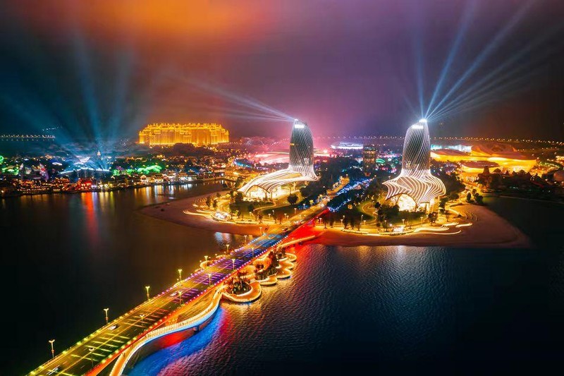 Đảo nhân tạo Hải Hoa về đêm (Ảnh: Sina).