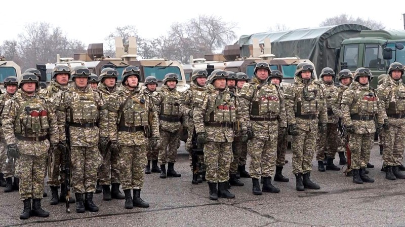 Ngày 7/1, Lực lượng gìn giữ hòa bình Kyrgyzstan chuẩn bị lên máy bay quân sự của Nga tại sân bay ngoại ô Bishkek để tới Kazakhstan (Ảnh: AP)