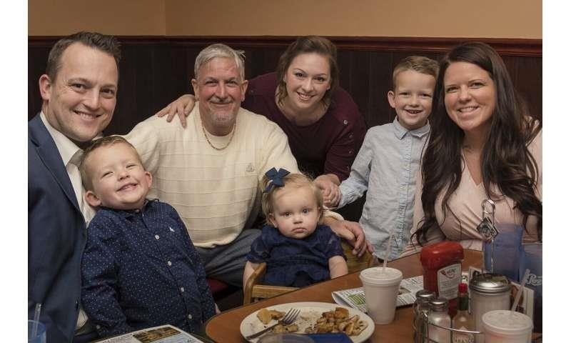 Ông David Bennett (thứ 3 trái sang) và người thân trong gia đình (Ảnh:stdaily). Ông David Bennett (thứ 3 trái sang) và người thân trong gia đình (Ảnh:stdaily).