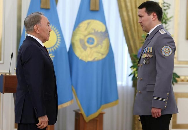Ông Nazarbayev đưa cháu trai Samat Abis lên làm Phó Chủ tịch Ủy ban An ninh Quốc gia Kazakhstan (Ảnh: 163.com). Ông Nazarbayev đưa cháu trai Samat Abis lên làm Phó Chủ tịch Ủy ban An ninh Quốc gia Kazakhstan (Ảnh: 163.com).