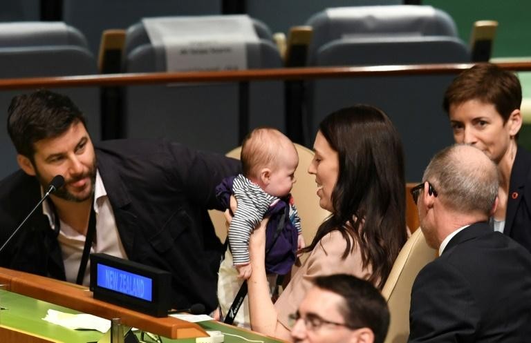 Thủ tướng Jacinda Ardern mang con tới dự Hội nghị về hòa bình của Liên Hợp Quốc với sự trợ giúp của chồng chưa cưới (Ảnh: Theuaustralian). Thủ tướng Jacinda Ardern mang con tới dự Hội nghị về hòa bình của Liên Hợp Quốc với sự trợ giúp của chồng chưa cưới (Ảnh: Theuaustralian).