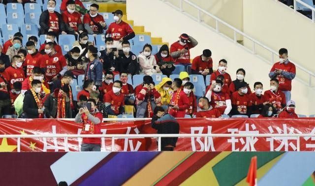Các cổ động viên Trung Quốc trên sân Mỹ Đình tỏ ra chán ngán trước màn trình diễn của tuyển Trung Quốc (Ảnh: Sohu).