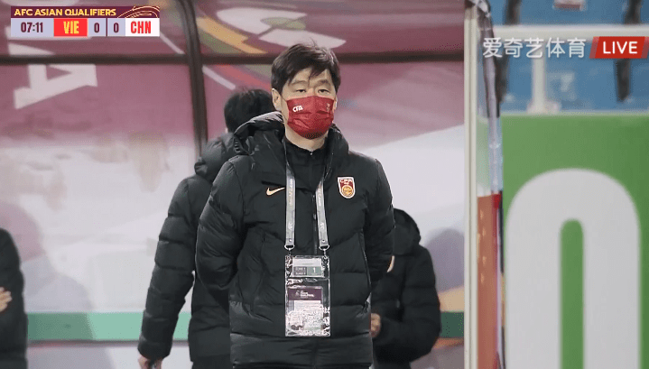 Huấn luyện viên Li Xiaopeng (Lý Tiểu Bằng) bất lực trước các đòn tấn công rất hiệu quả của đội tuyển Việt Nam (Ảnh: Sohu).