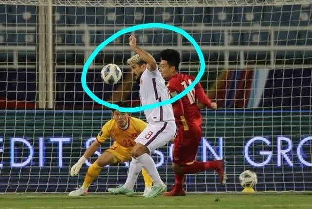 Luo Guofu nổi bật với mái tóc nhuộm vàng và xoay trở chậm chạp (Ảnh: Sohu)