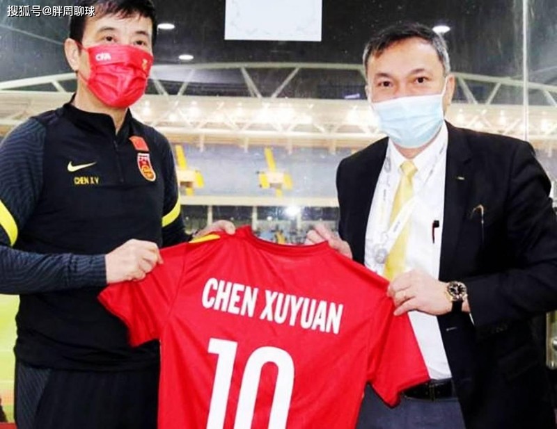 Ông Trần Tuất Nguyên tặng áo đấu của đội tuyển Trung Quốc nhưng in tên mình cho ông Trần Quốc Tuấn (Ảnh: Sohu). Ông Trần Tuất Nguyên tặng áo đấu của đội tuyển Trung Quốc nhưng in tên mình cho ông Trần Quốc Tuấn (Ảnh: Sohu).
