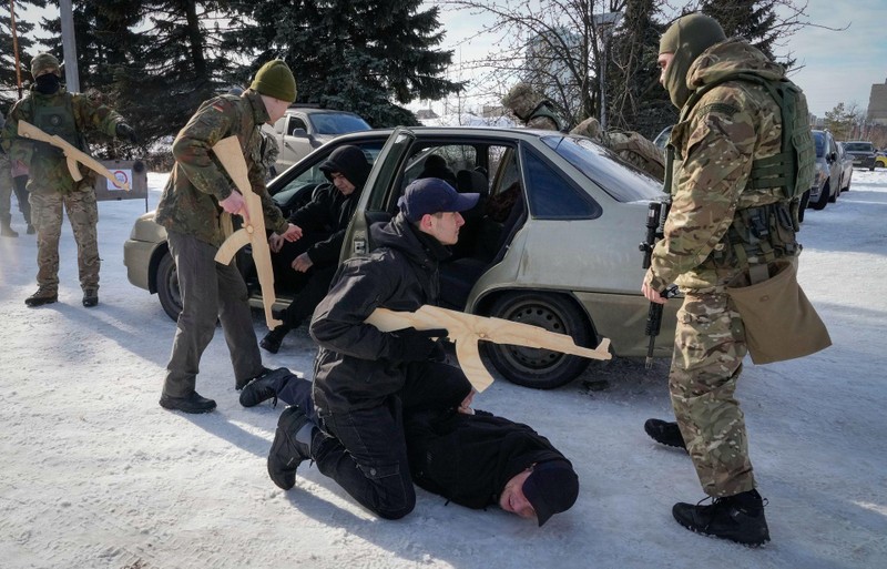 Dân chúng Kiev tập luyện quân sự (Ảnh: AP).