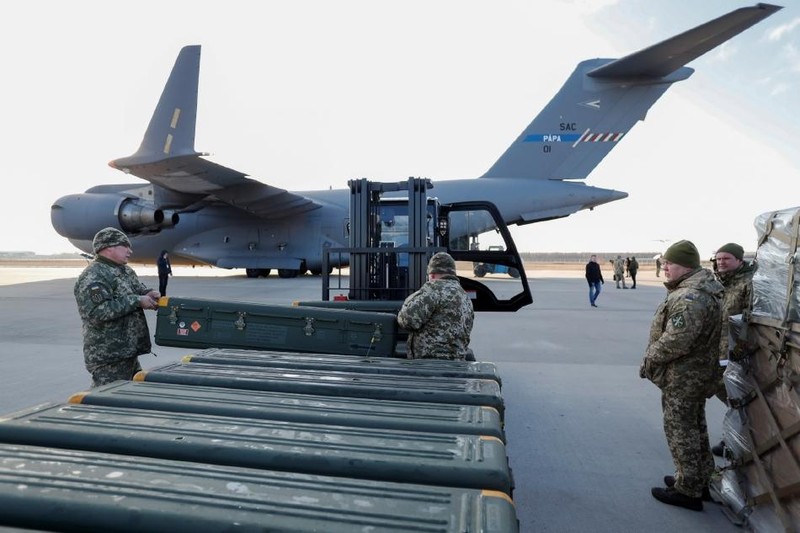 Trên thùng chứa tên lửa phòng không Stinger do Mỹ viện trợ chở từ Liathunia tới ghi năm sản xuất là 2010 khiến giới quan sát cho là vũ khí đã hết hạn sử dụng (Ảnh: Sina).