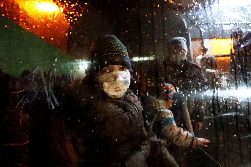 Người dân miền đông Ukraine sơ tán sang Nga (Ảnh: WSJ).