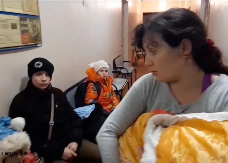 Phụ nữ và trẻ em ở miền đông Ukraine di tản sang Nga để lánh nạn (Ảnh: Sputnik).