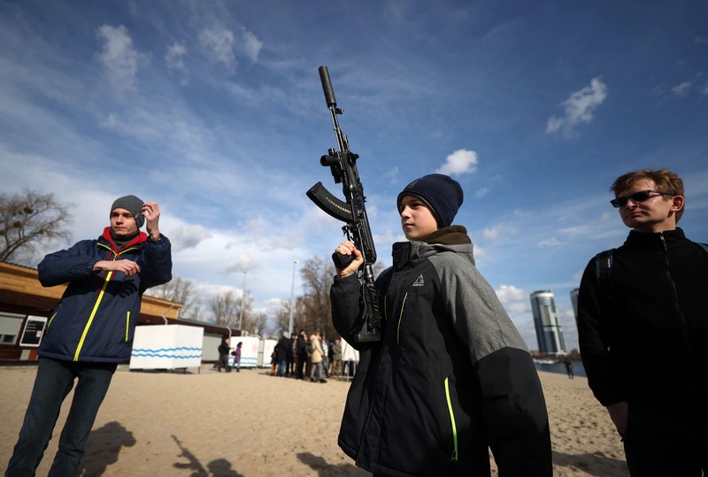 Trẻ em Ukraine cũng tham gia tập sử dụng vũ khí (Ảnh: 163.com).