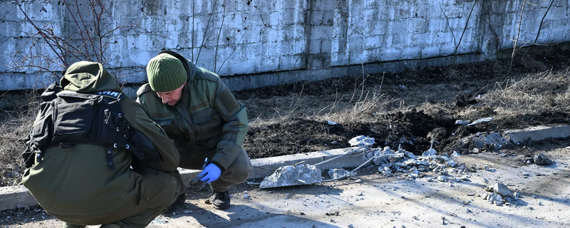 Đường ống dẫn nước ở Donbass bị trúng đạn pháo gây mất nước (Ảnh: Sputnik).