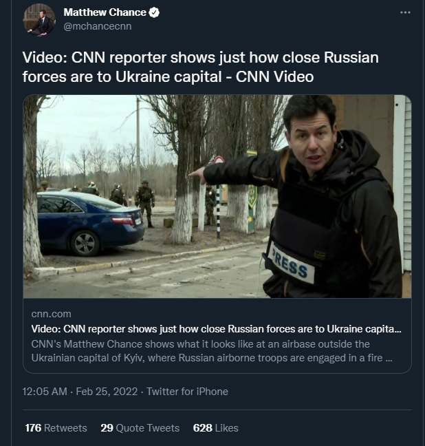 Phóng viên CNN Matthew Chance tiếp xúc với lực lượng lính dù Nga chiếm sân bay Antonov ở ngoại ô Kiev hôm 24/2 (Ảnh: CNN). Phóng viên CNN Matthew Chance tiếp xúc với lực lượng lính dù Nga chiếm sân bay Antonov ở ngoại ô Kiev hôm 24/2 (Ảnh: CNN).