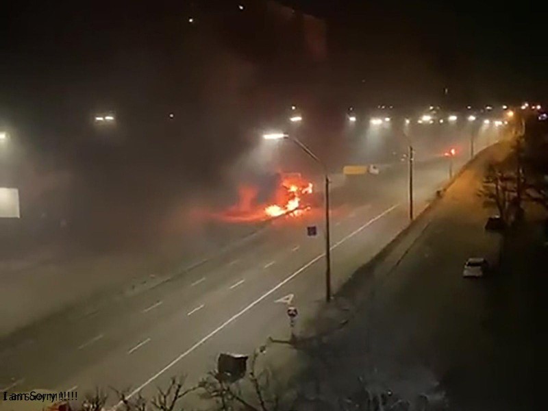 Xe quân sự bị bắn cháy trên đường cao tốc ở Kiev (Ảnh: Đông Phương). Xe quân sự bị bắn cháy trên đường cao tốc ở Kiev (Ảnh: Đông Phương).