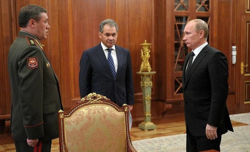Tổng thống Nga Putin cùng Bộ trưởng Quốc phòng Shoigu và Tổng TMT Grasimov (Ảnh: RIA). Tổng thống Nga Putin cùng Bộ trưởng Quốc phòng Shoigu và Tổng TMT Grasimov (Ảnh: RIA).