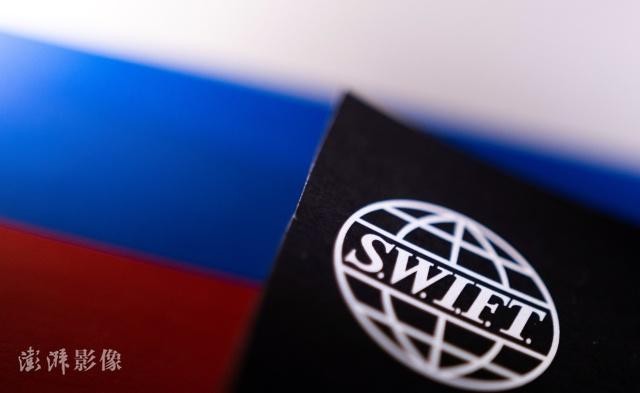 Có ý kiến đánh giá việc nga bị loại khỏi hệ thống thanh toán SWIFT toàn cầu là bị "một quả bom hạt nhân tài chính" (Ảnh: Thepaper).