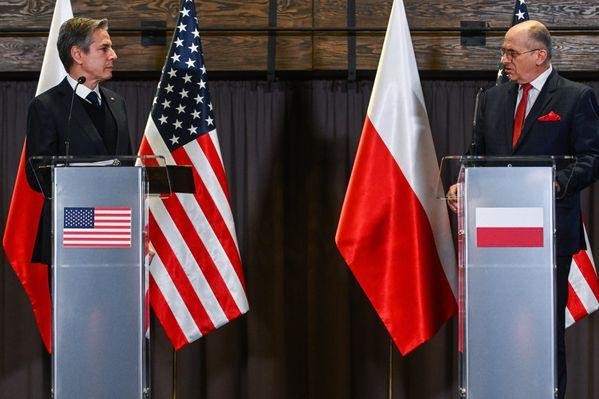 Ngoại trưởng Mỹ Antony Blinken và Ngoại trưởng Ba Lan Zbigniew Rau không có sự đồng nhất trong cách viện trợ MiG-29 cho Ukraine (Ảnh: WSJ).