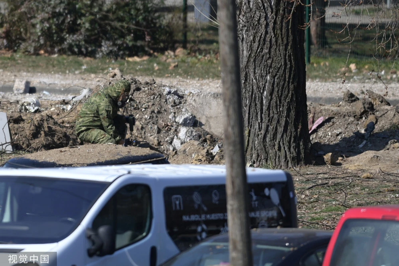 Nhân viên kỹ thuật đo mức độ phóng xạ tại nơi máy bay rơi (Ảnh: VCG).