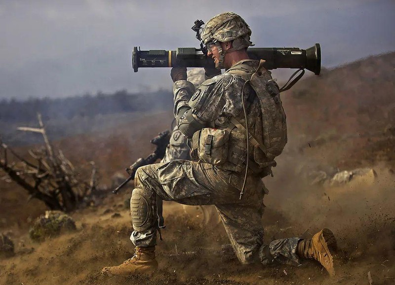 6 ngàn ống phóng hỏa tiễn chống tăng AT-4 sẽ được viện trợ gấp cho Ukraine (Ảnh: AP).