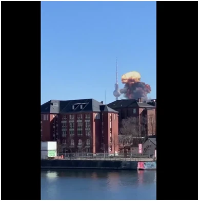 Hình ảnh bom nổ cạnh Tháp truyền hình Berlin (Ảnh trích video).