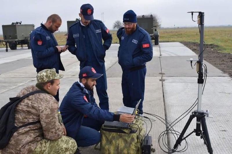 Các chuyên gia kỹ thuật Thổ Nhĩ Kỳ hướng dẫn thao tác điều khiển TB2 cho binh sĩ Ukraine (Ảnh: Sohu).