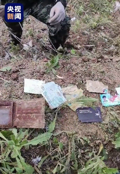 Ví tiền và giấy tờ của một nạn nhân được tìm thấy (Ảnh: CCTV). Ví tiền và giấy tờ của một nạn nhân được tìm thấy (Ảnh: CCTV).